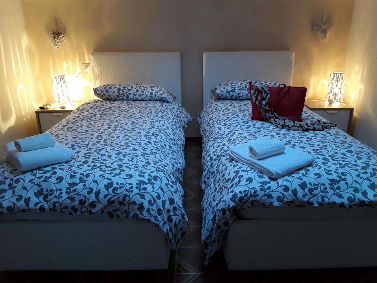 مالتشيزينيه Camere Porto Vecchio Con Parcheggio A Pochi Passi Dal Castello المظهر الخارجي الصورة